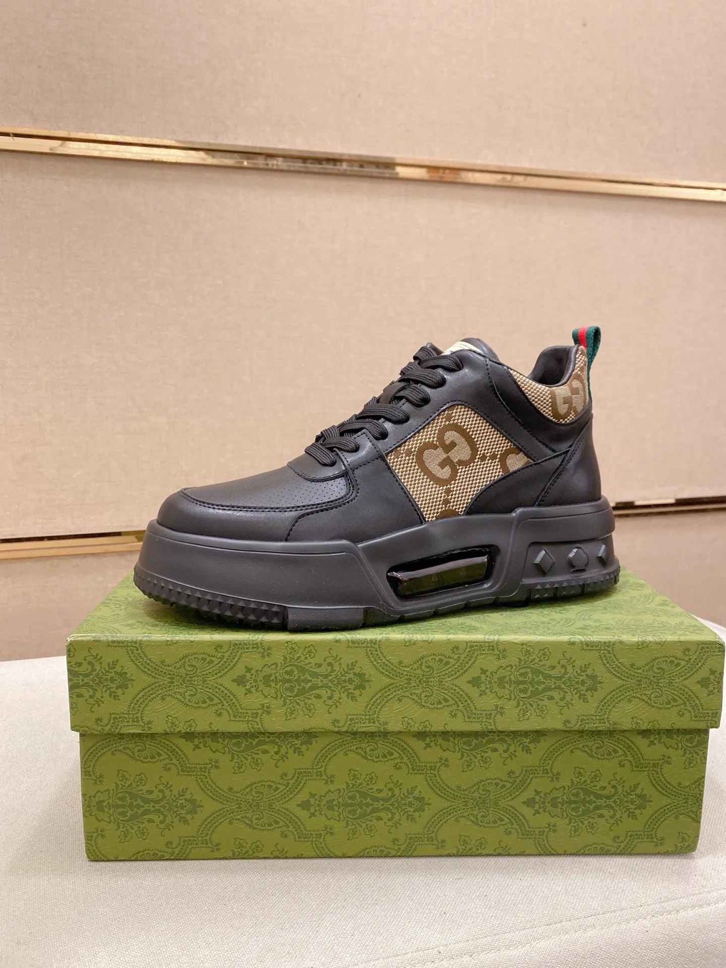 Factory price: 442💰 (GUCCI) The latest model from the official website🎁🎁Casual and fashionable men's shoes👟, hot style💥The style is simple and elegant, exclusive for trendy men. Unique official website's latest brand elements👑original Gucci decoration, fashionable and generous, the fabric is original cowhide ✅sheepskin lining, the official website specifies wear-resistant casual outsole, the classic model is taken in kind at the counter🎬38-44 (can be customized for 45 non-refundable)